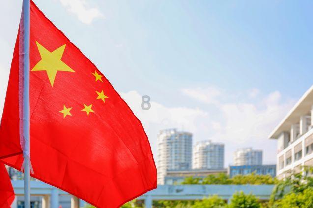 我的车子在4s店修理修好了，又被4s店里的工作人员开出来发生了碰撞。4s店应该怎么赔